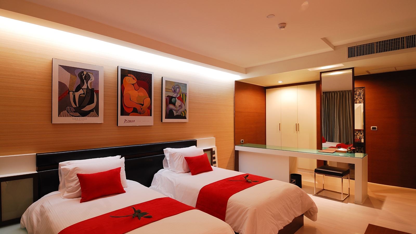 rooms-2bedroom-ocean-royal-suite