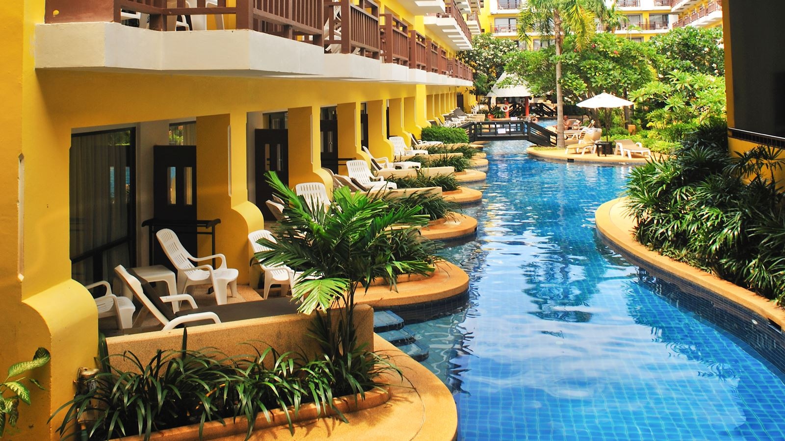 rooms-pool-access-room