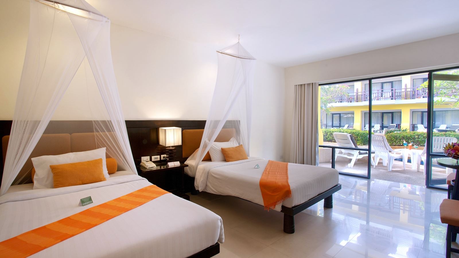 rooms-pool-access-room