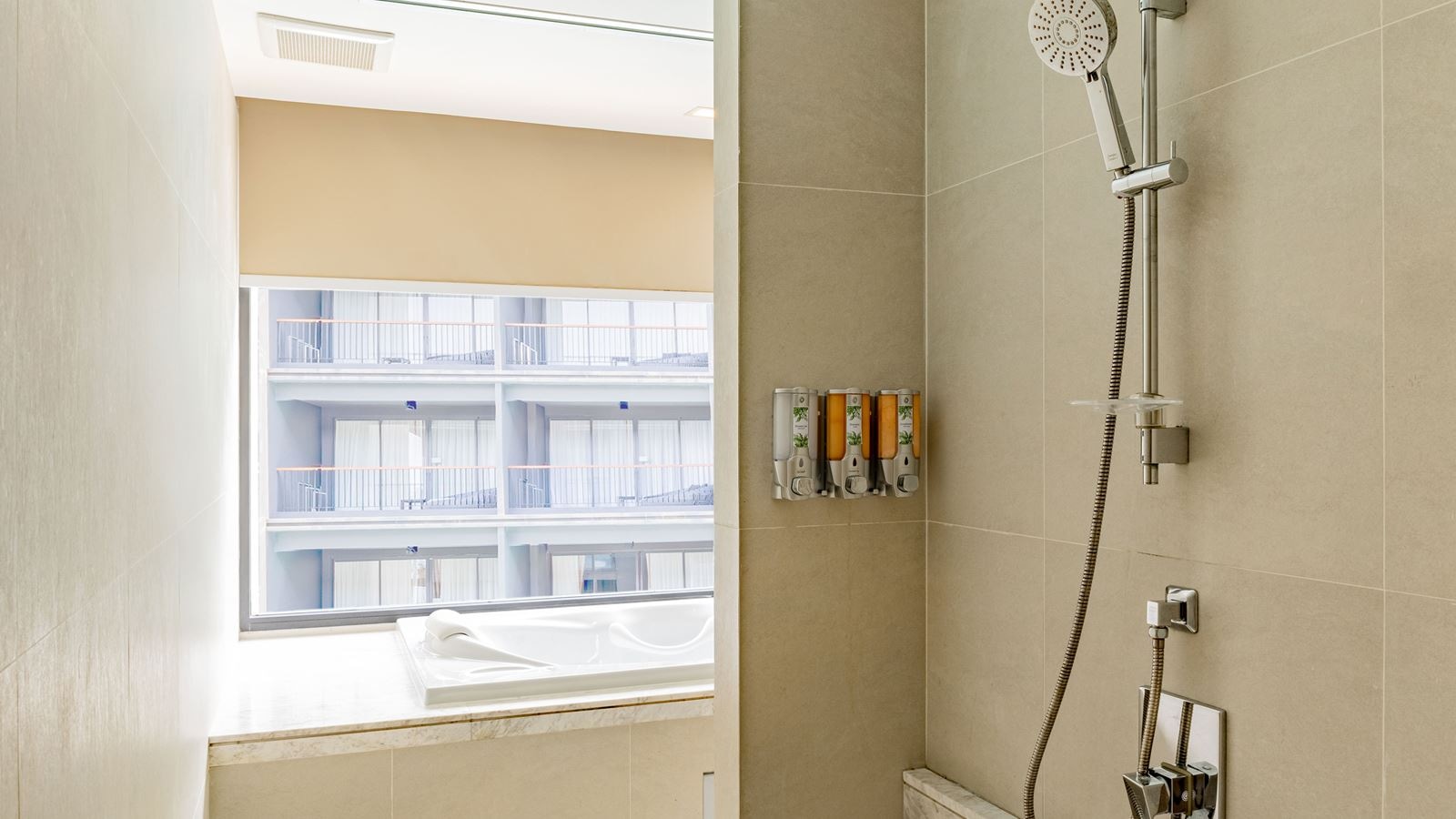 rooms-deluxe-premier-pool-view-room