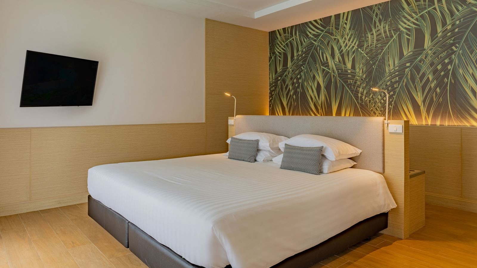 rooms-deluxe-premier-pool-view-room