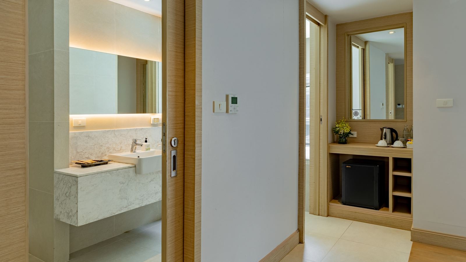 rooms-deluxe-premier-pool-view-room