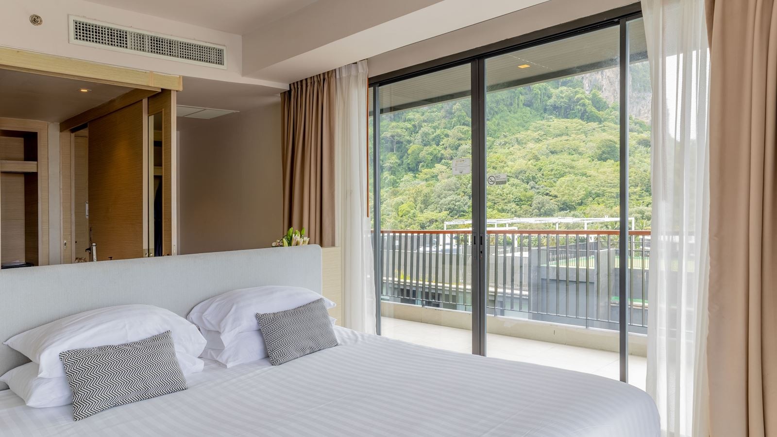 rooms-deluxe-seaview-with-outdoor-bathtub