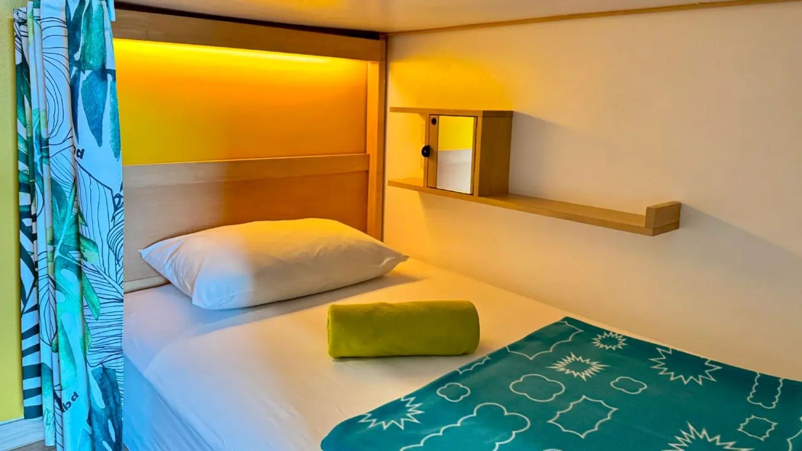 rooms-tribe-hideout-mixed--shared-bathroom