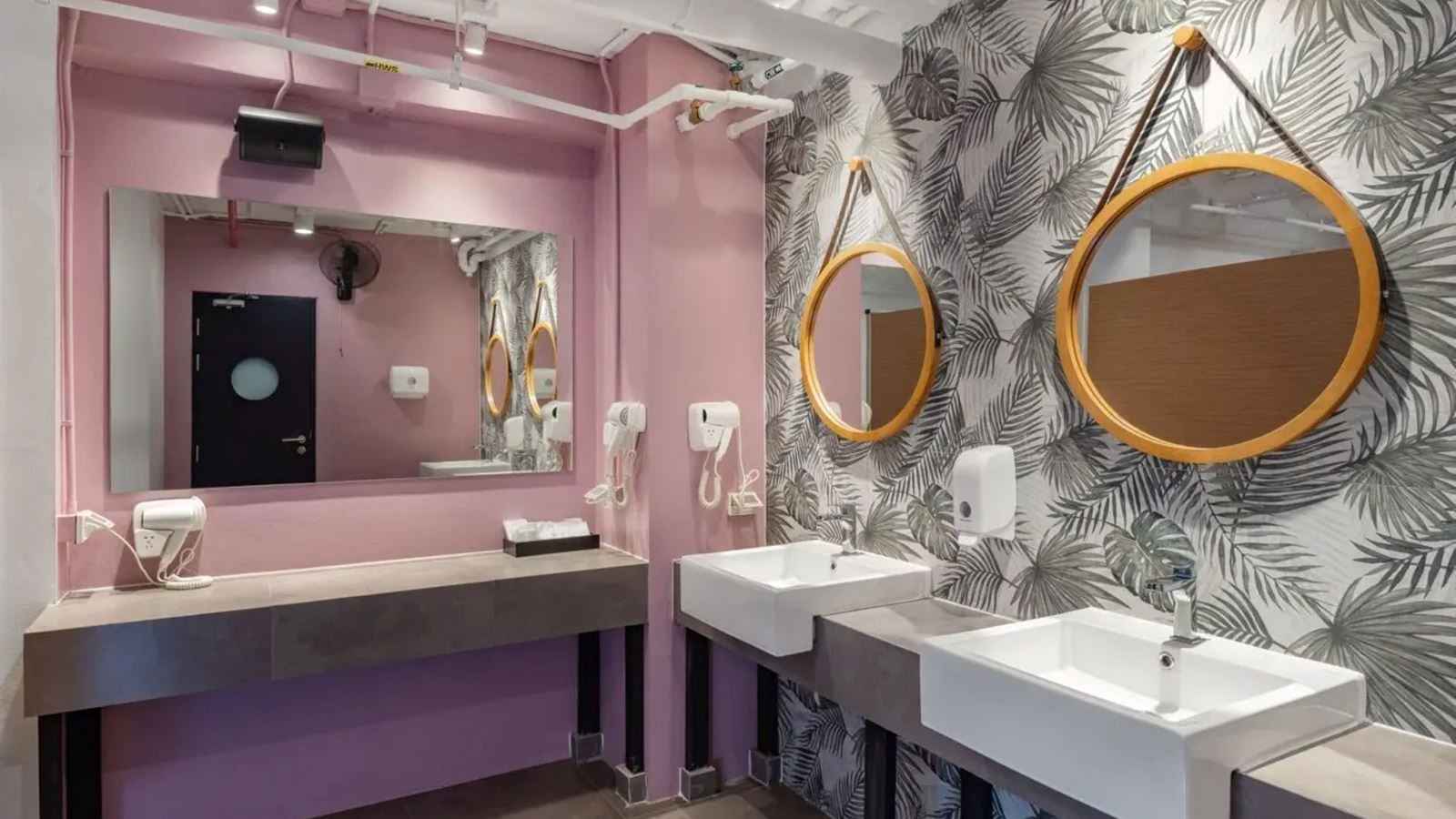 rooms-tribe-hideout-ladies--shared-bathroom