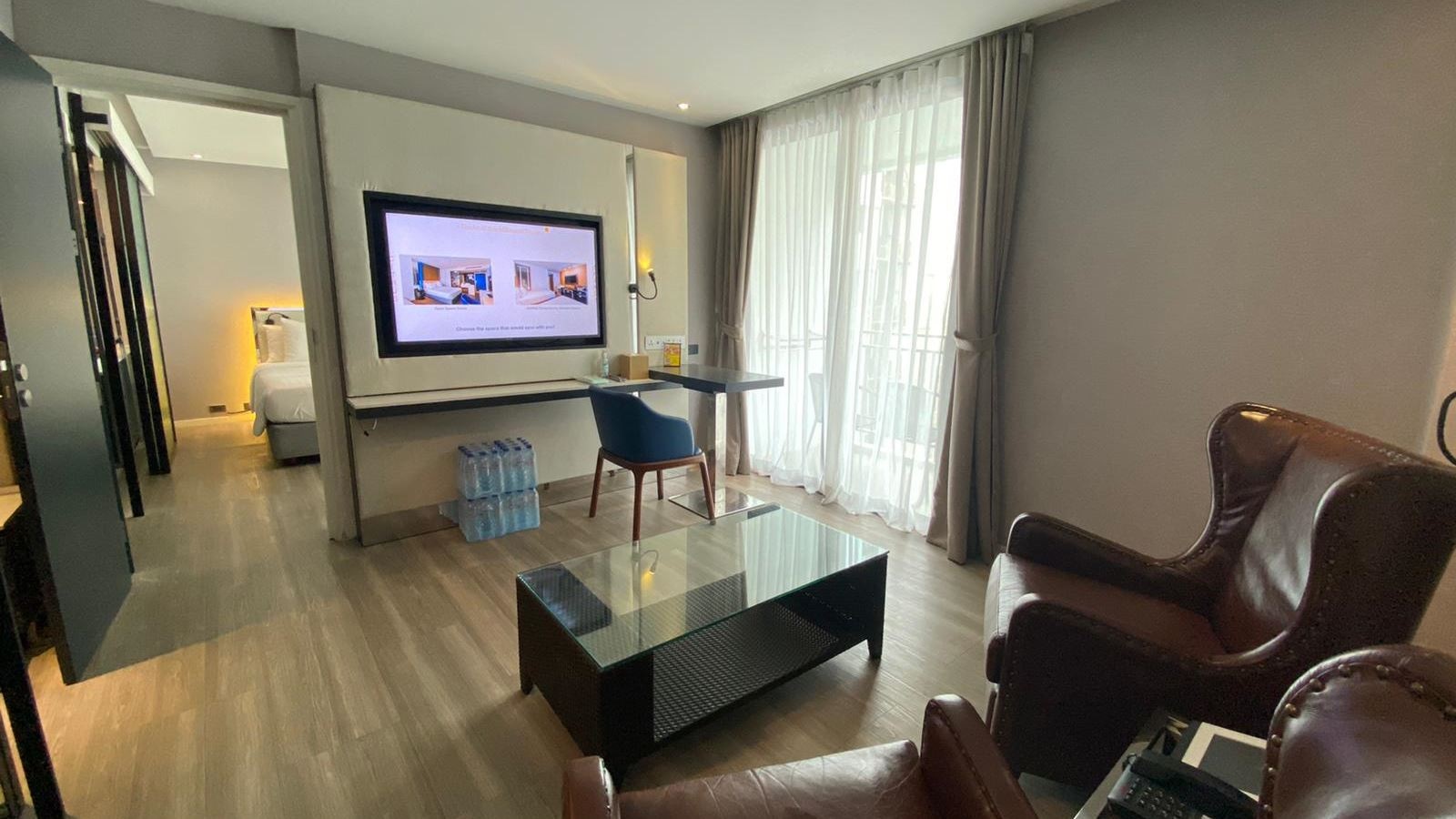 rooms-executive-suite-living--bedroom