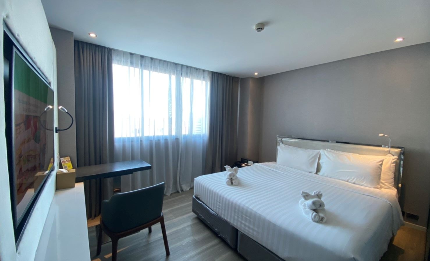 rooms-deluxe-city-view-no-balcony