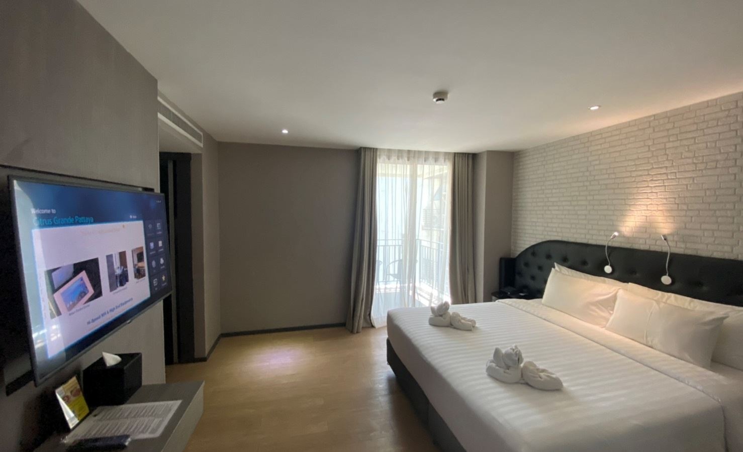 rooms-premier-city-view-balcony