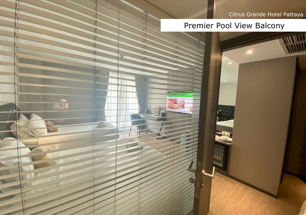 rooms-premier-pool-view-balcony