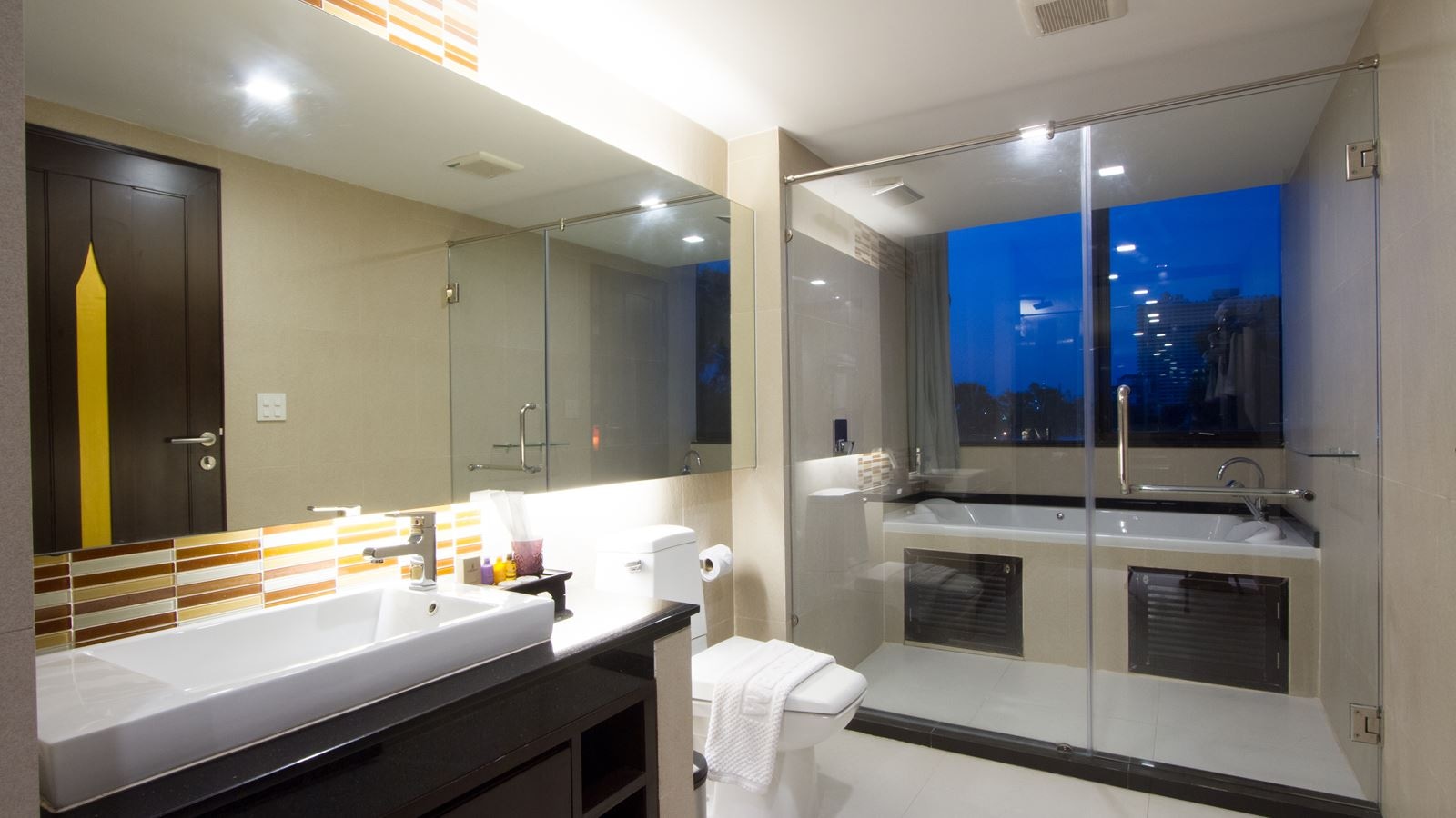 rooms-2-bed--suite-jacuzzi
