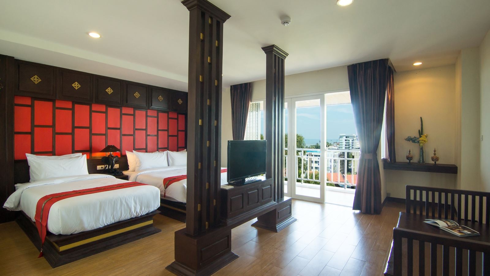 rooms-heritage-grand-triple-suite-side-seaview