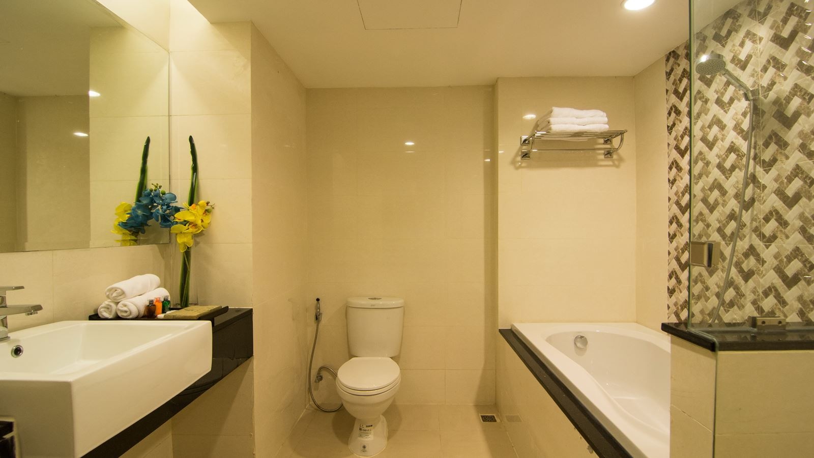 rooms-heritage-grand-triple-suite-side-seaview