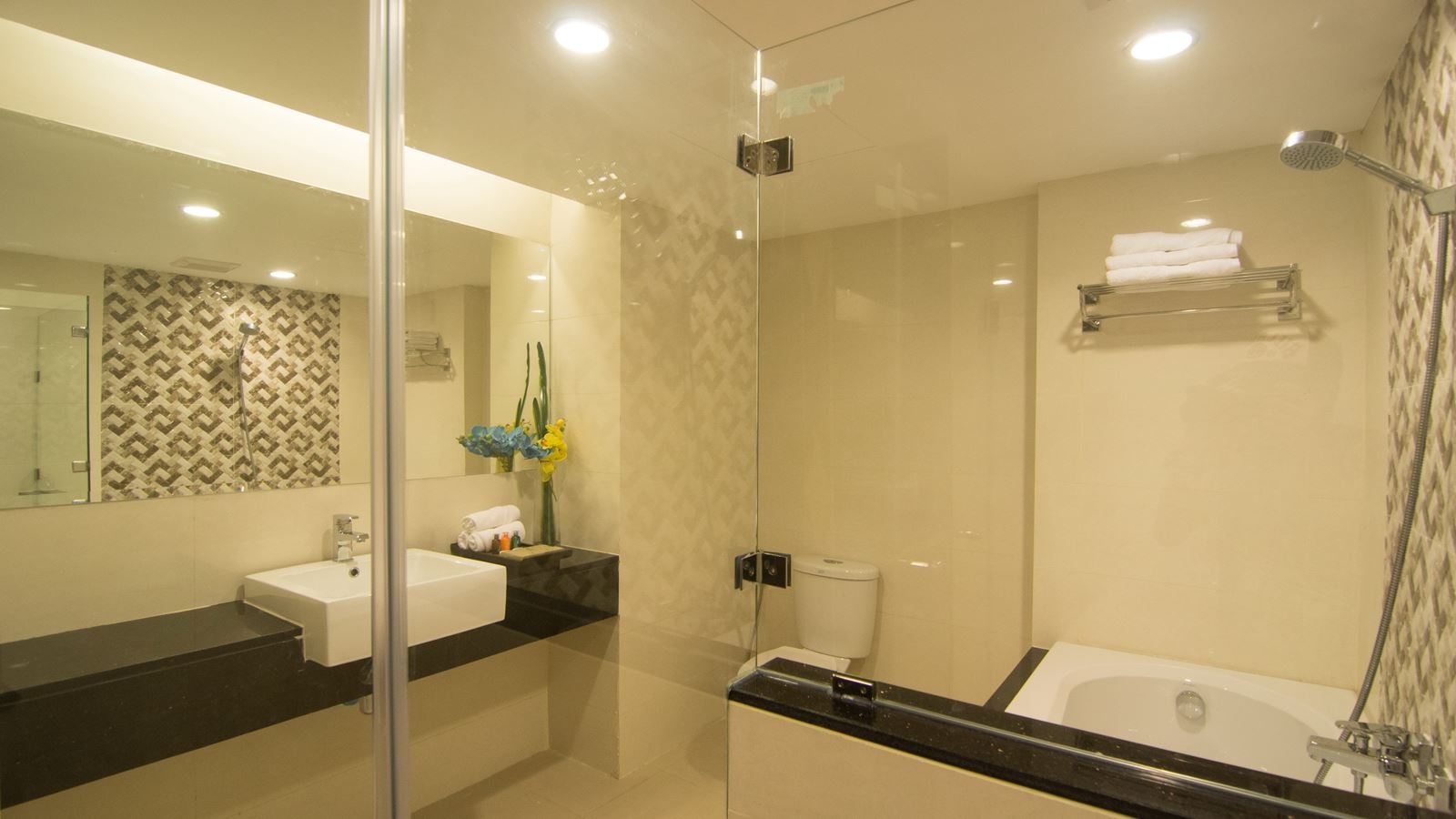 rooms-heritage-grand-triple-suite-side-seaview