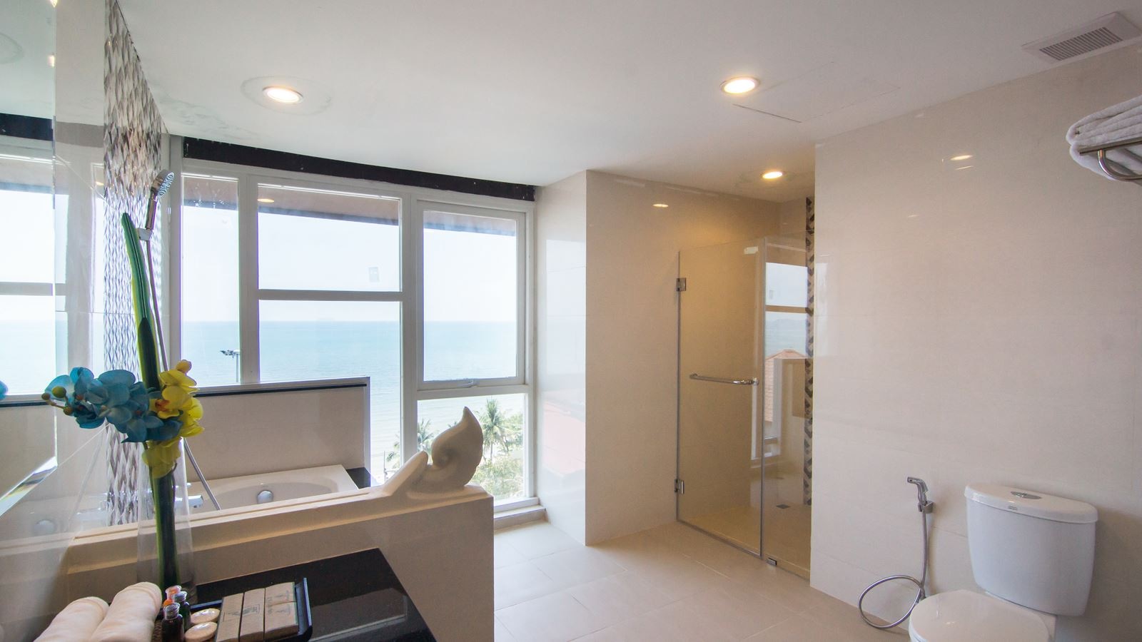 rooms-heritage-front-beach-suite