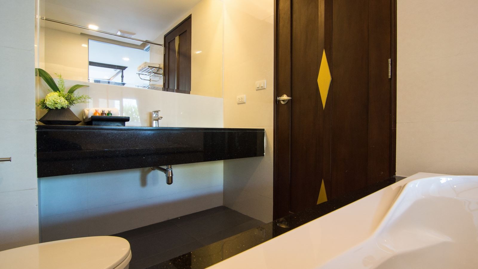 rooms-heritage-superior-side-seaviewtwin-bed