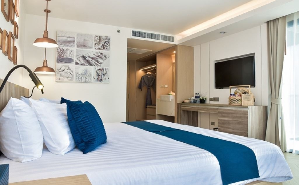 rooms-corner-suite-room