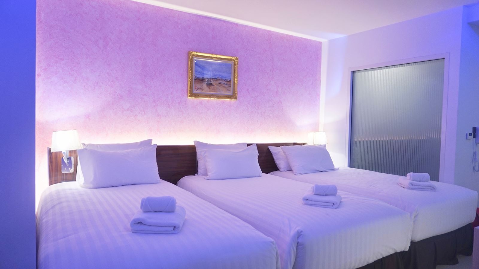 rooms-deluxe-triple-bed