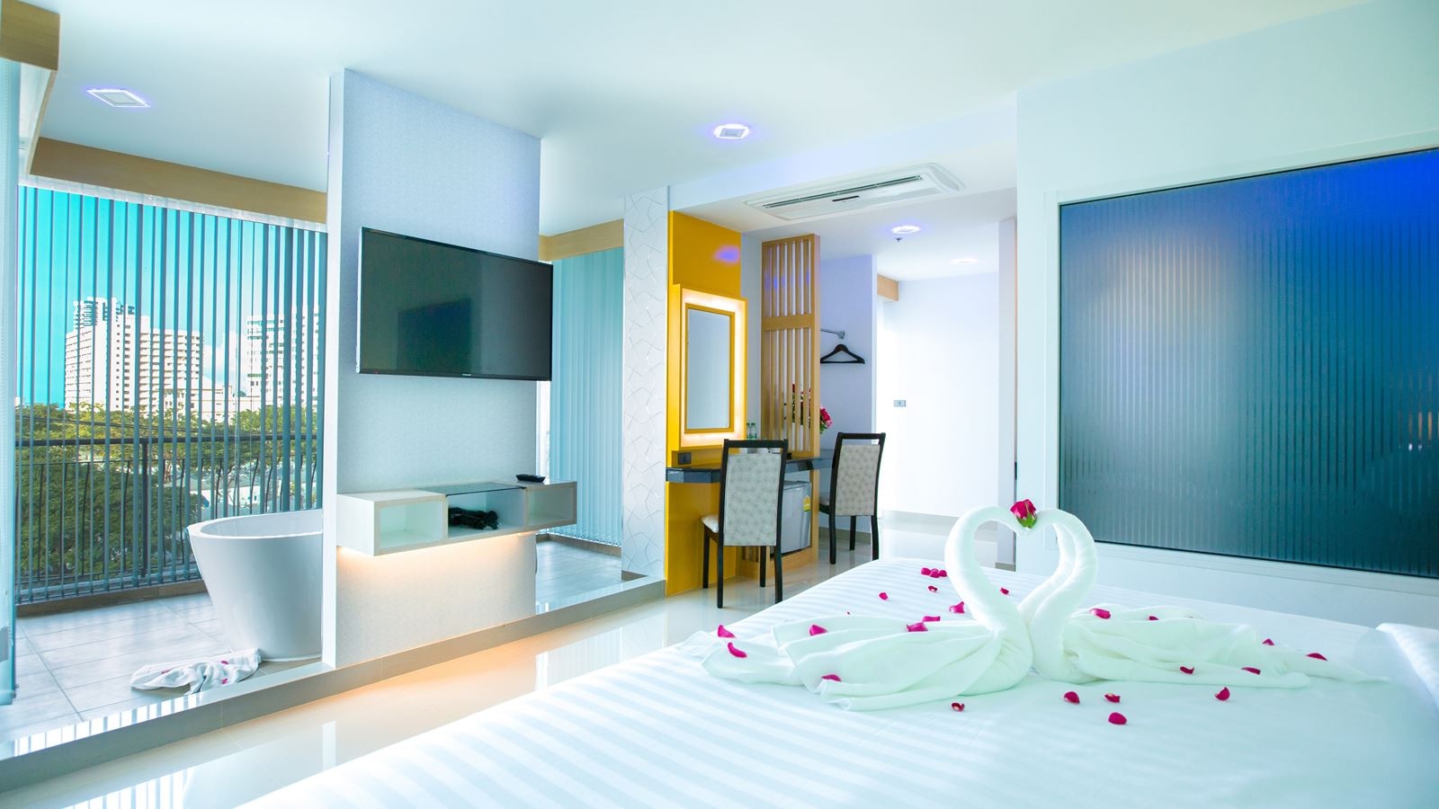 rooms-deluxe-double-bed-or-twin-bed