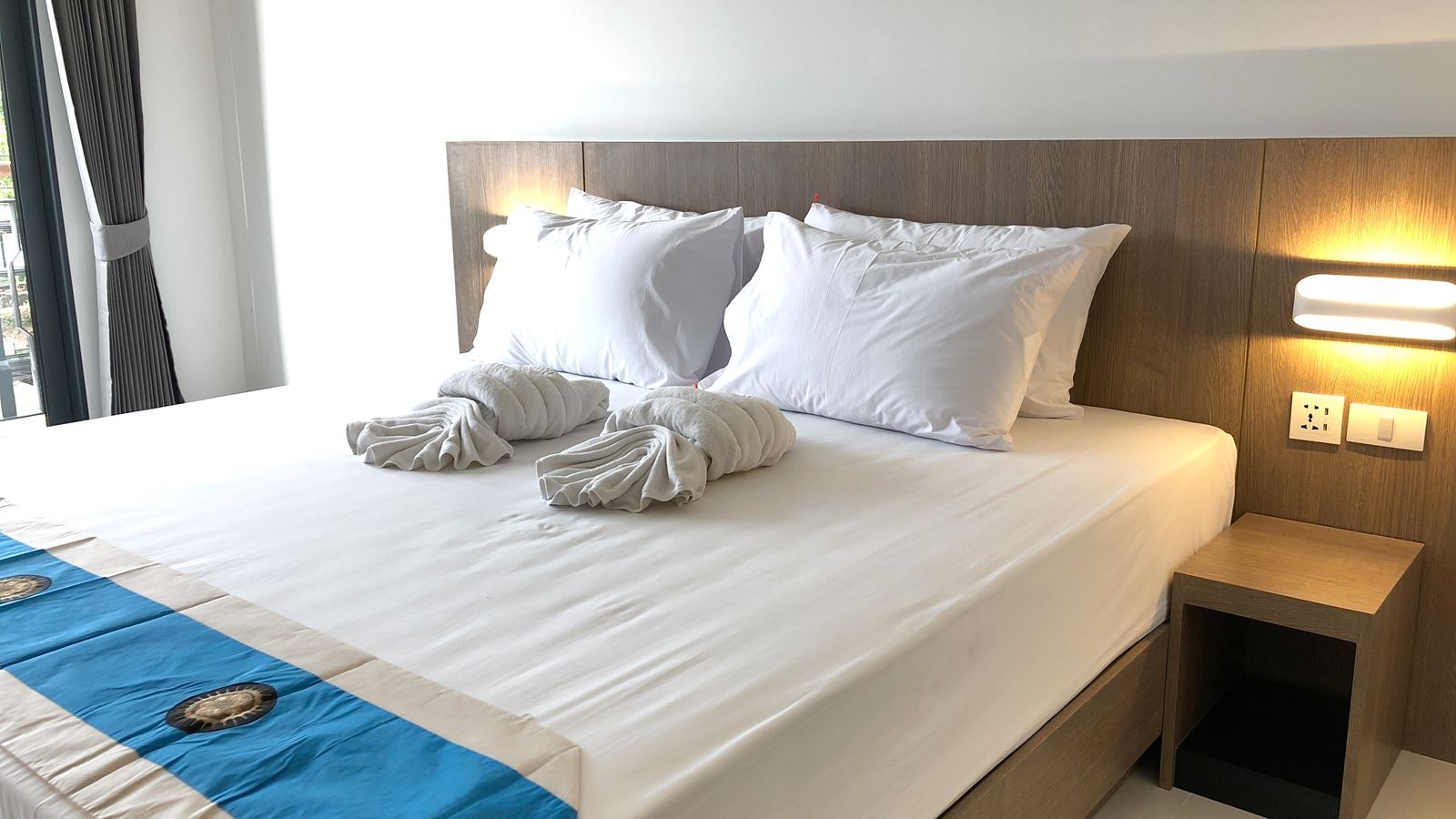 rooms-deluxe-with-balcony