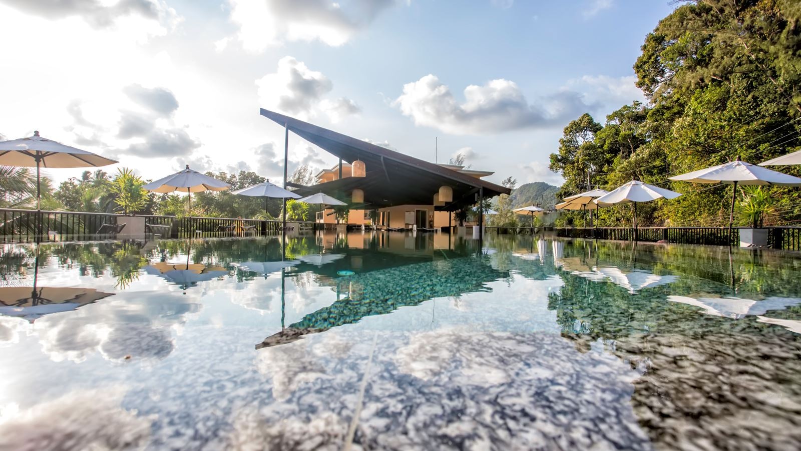 restaurants-flybridge-pool-bar-and-lounge