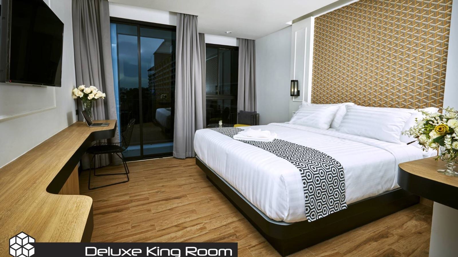 rooms-deluxe-king-size-bed