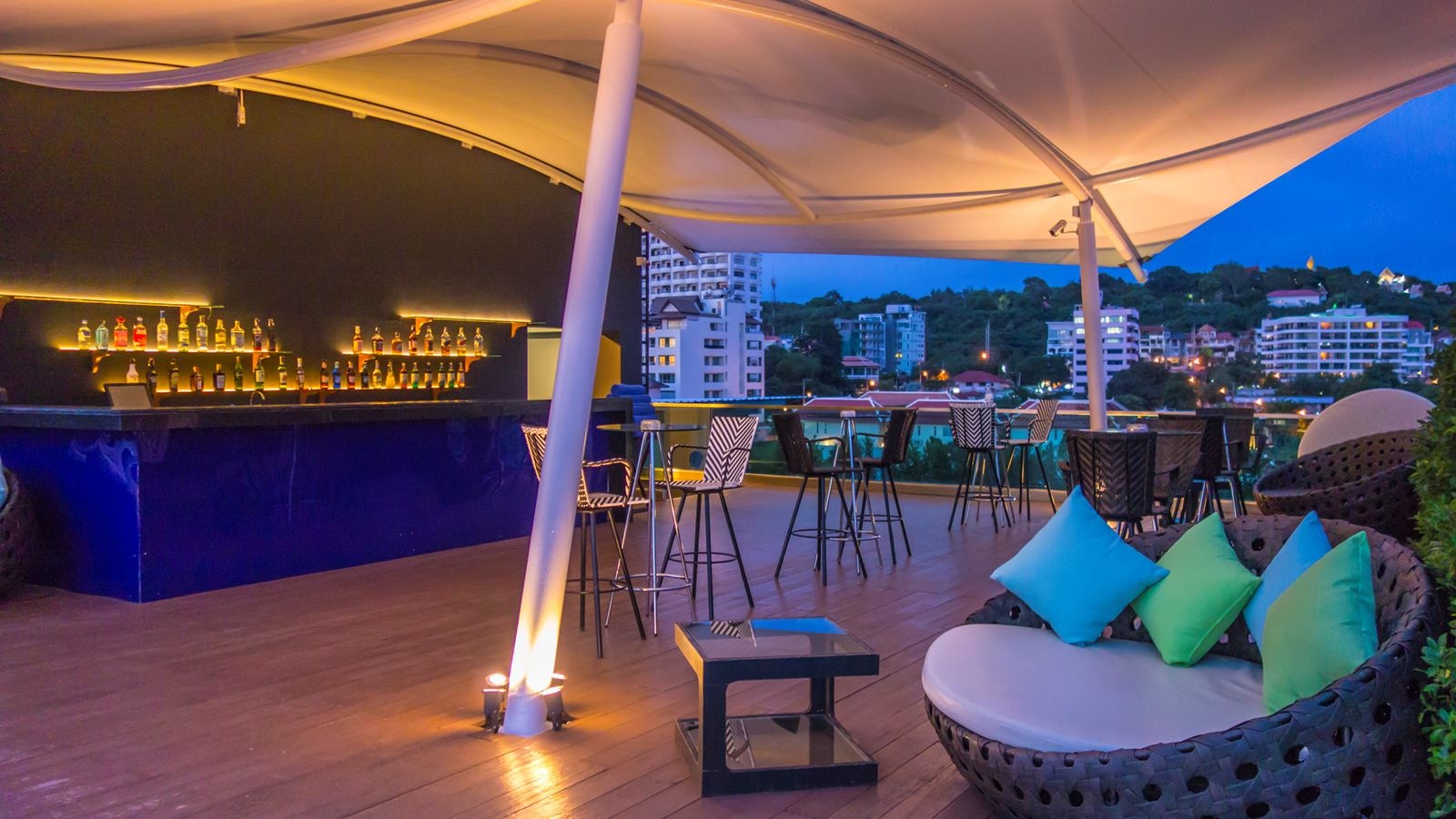 bars-senses-roof-top-pool-bar-and-lounge