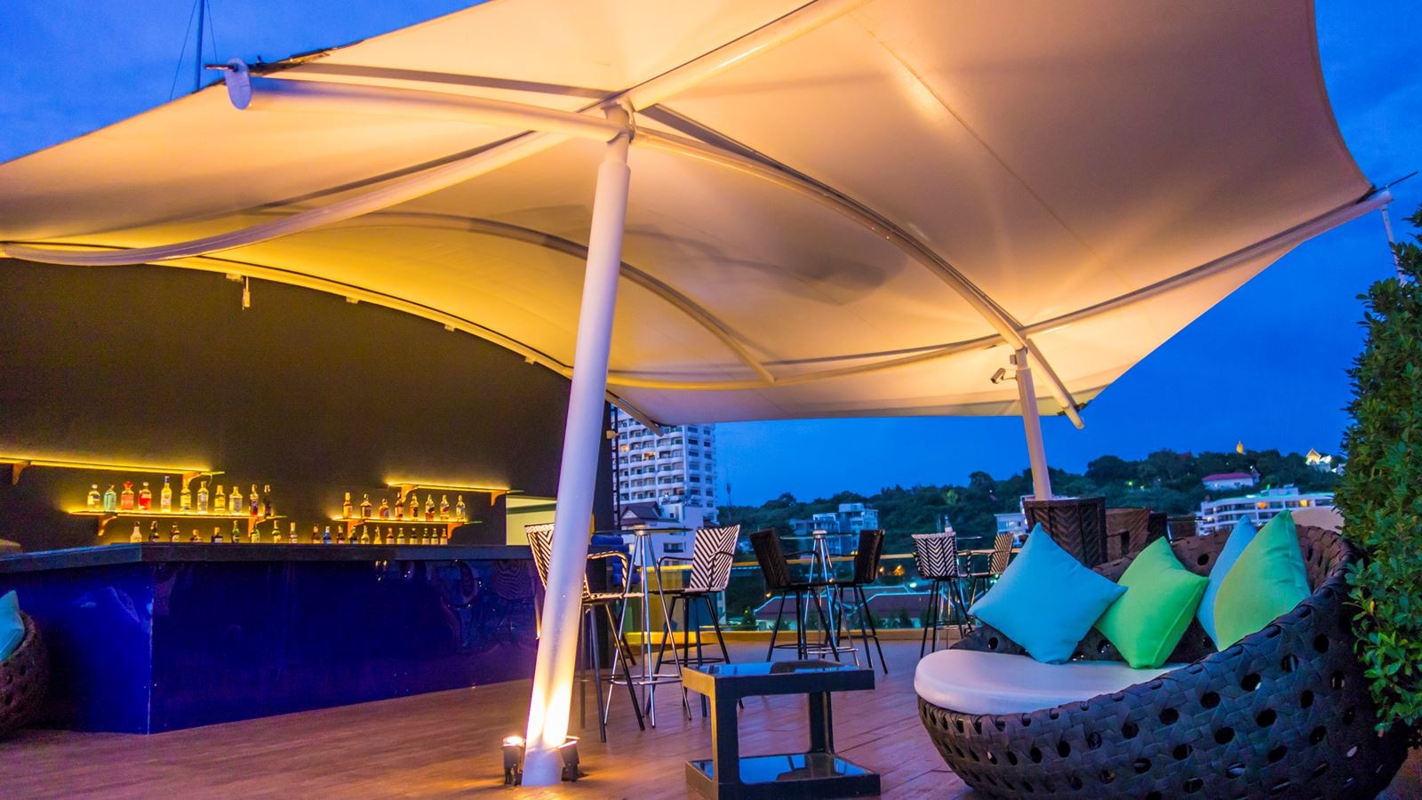 bars-senses-roof-top-pool-bar-and-lounge