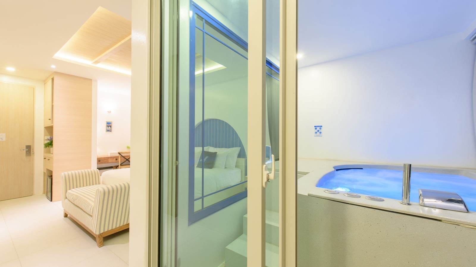 rooms-deluxe-jacuzzi-room
