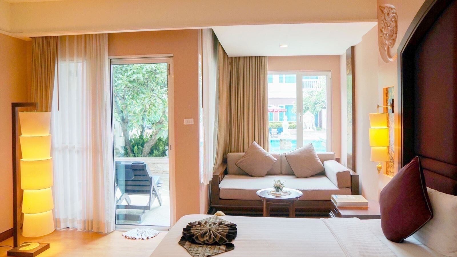 rooms-deluxe-pool-view