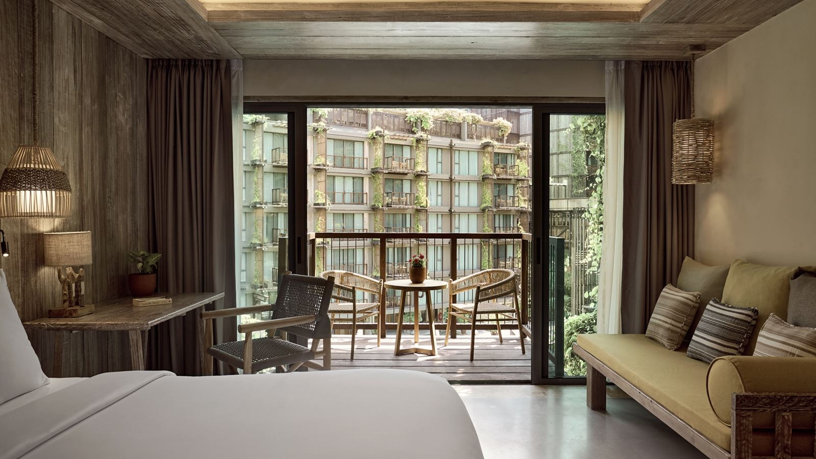 rooms-premium-pool-view