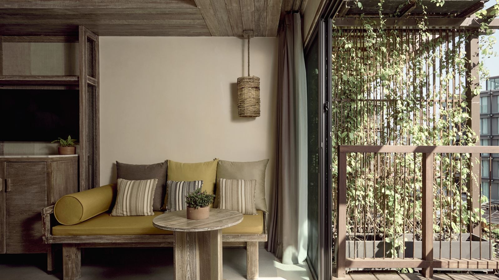 rooms-premium-pool-view