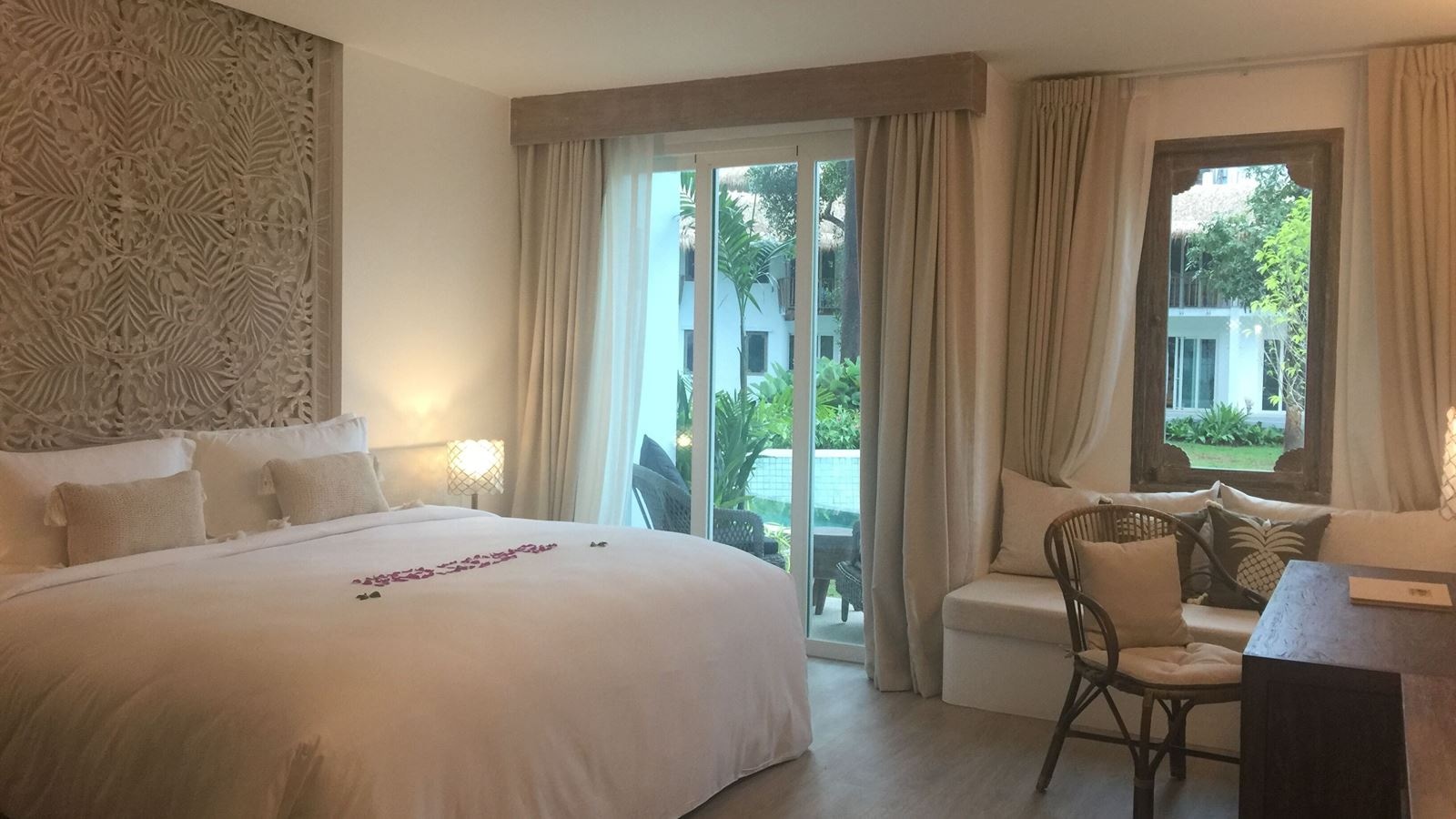 rooms-grand-deluxe-lagoon-pool-access