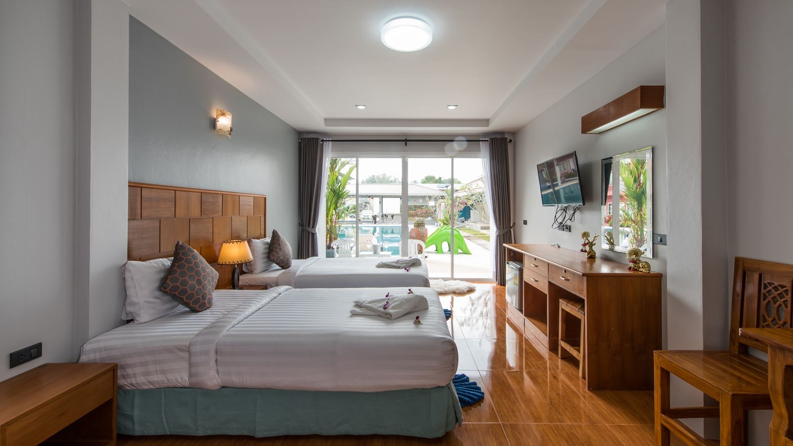 rooms-deluxe-poolside