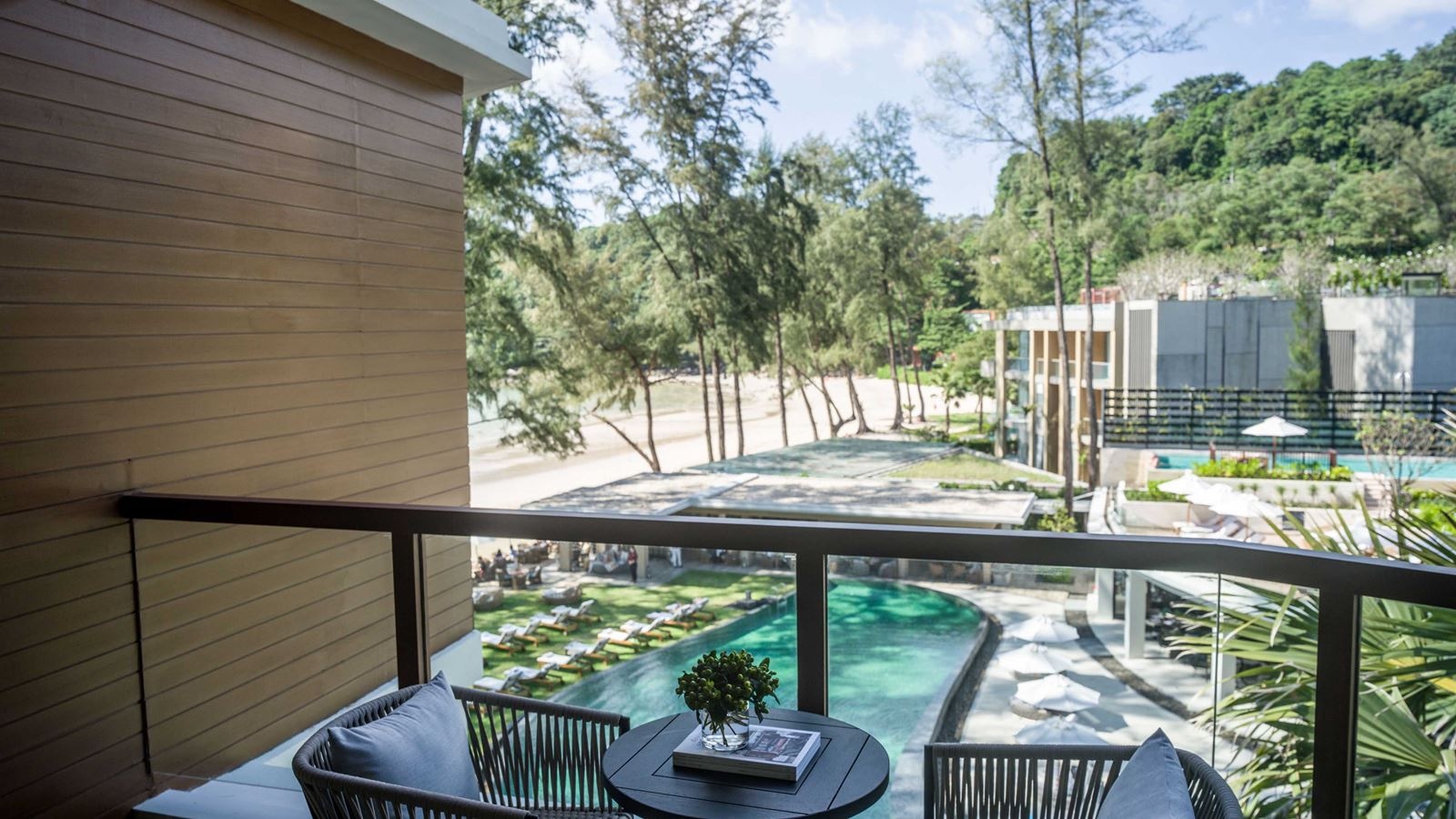 rooms-premium-club-lounge-access-pool-view