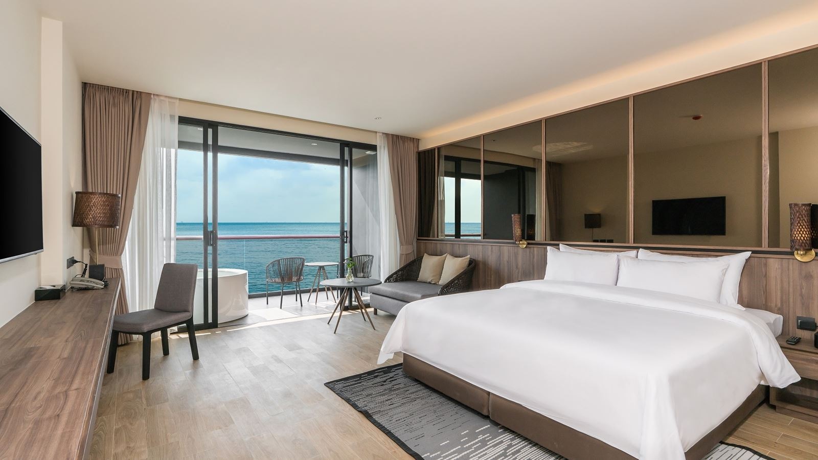 rooms-oceanview-skybath