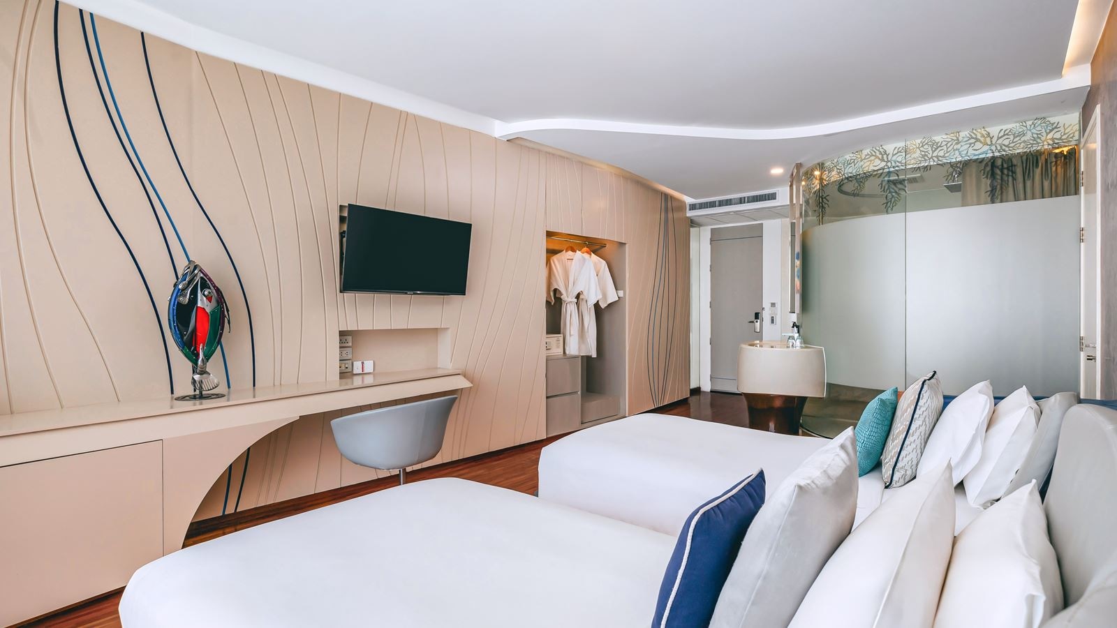 rooms-deluxe-pool-view