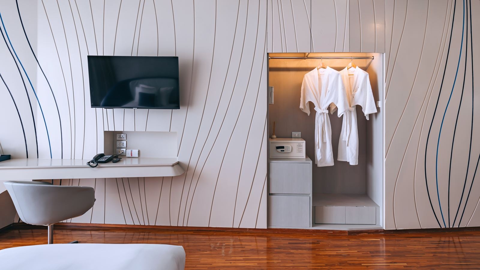 rooms-deluxe-pool-view