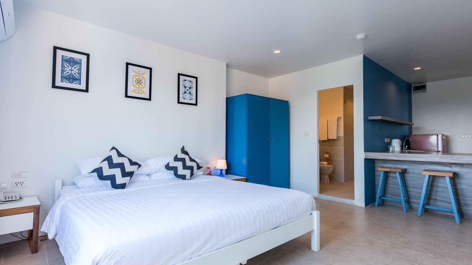 rooms-studio-pool-view