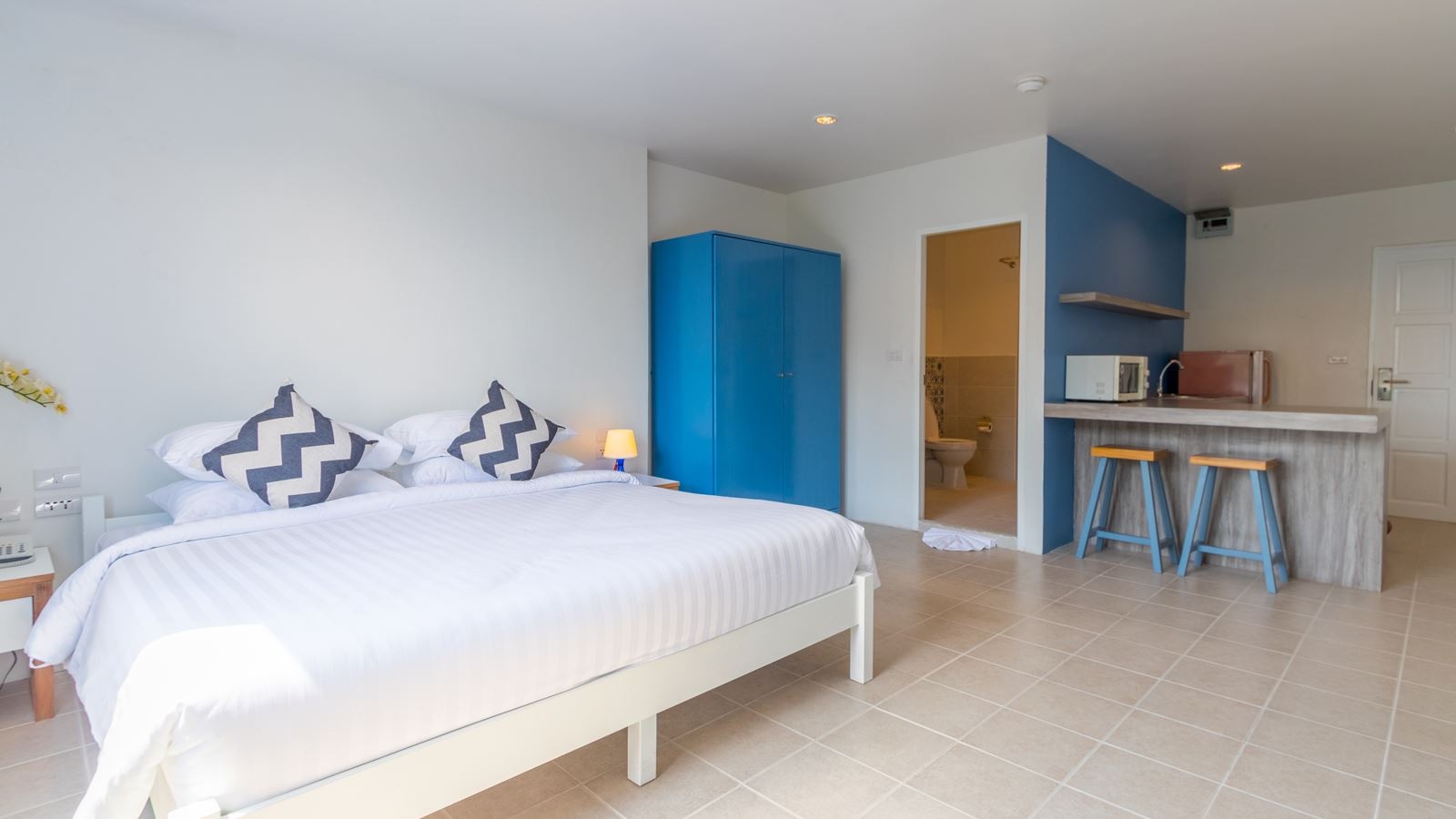 rooms-studio-pool-view