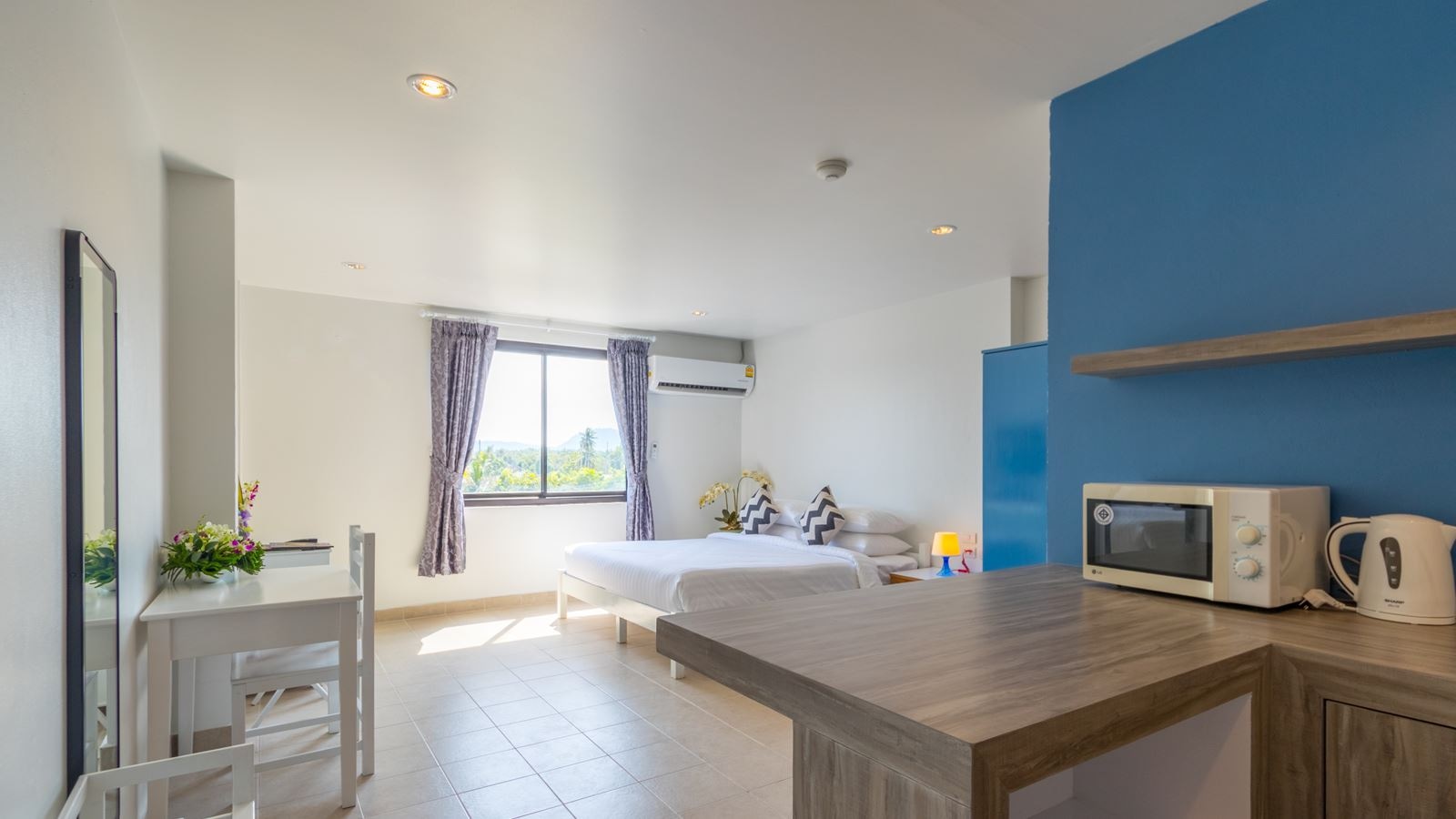 rooms-studio-pool-view