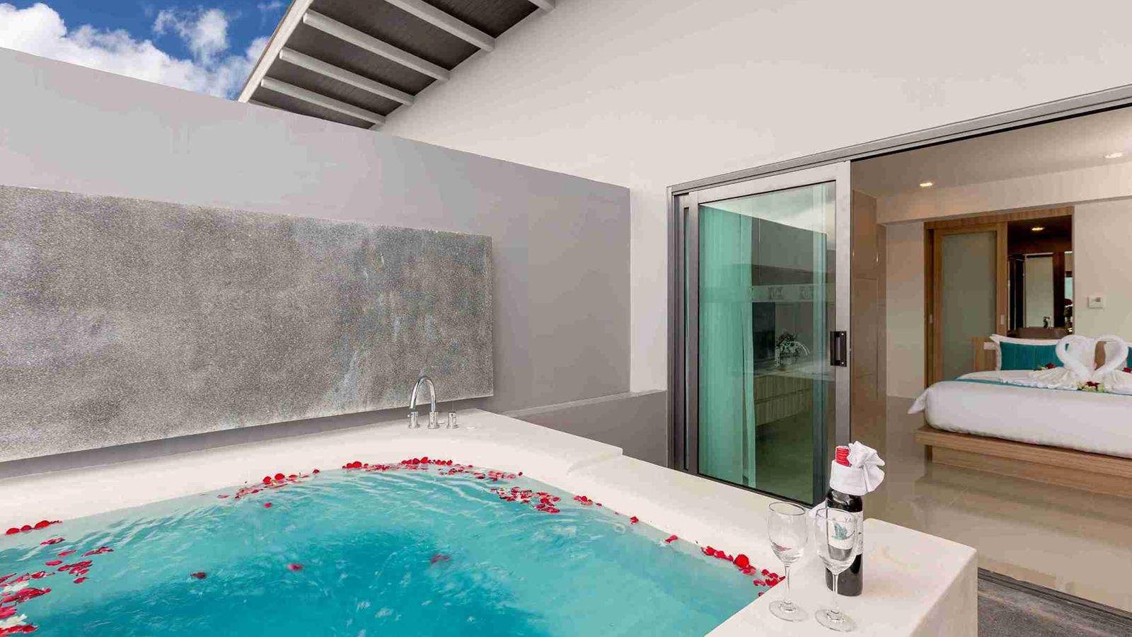 rooms-premier-suite-jacuzzi-seaview