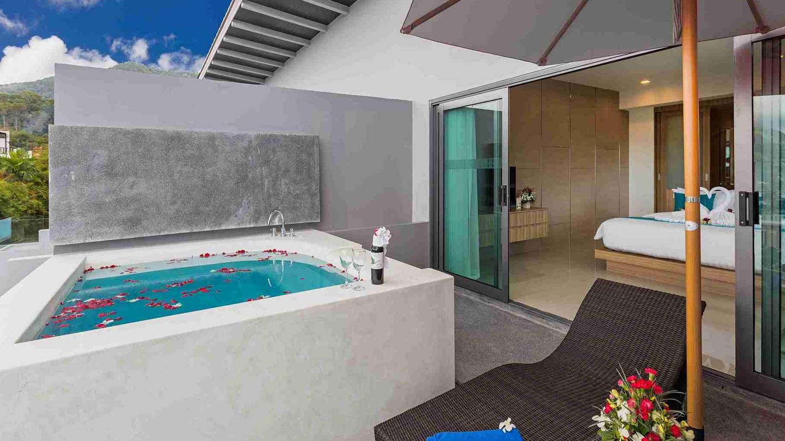 rooms-premier-suite-jacuzzi-seaview