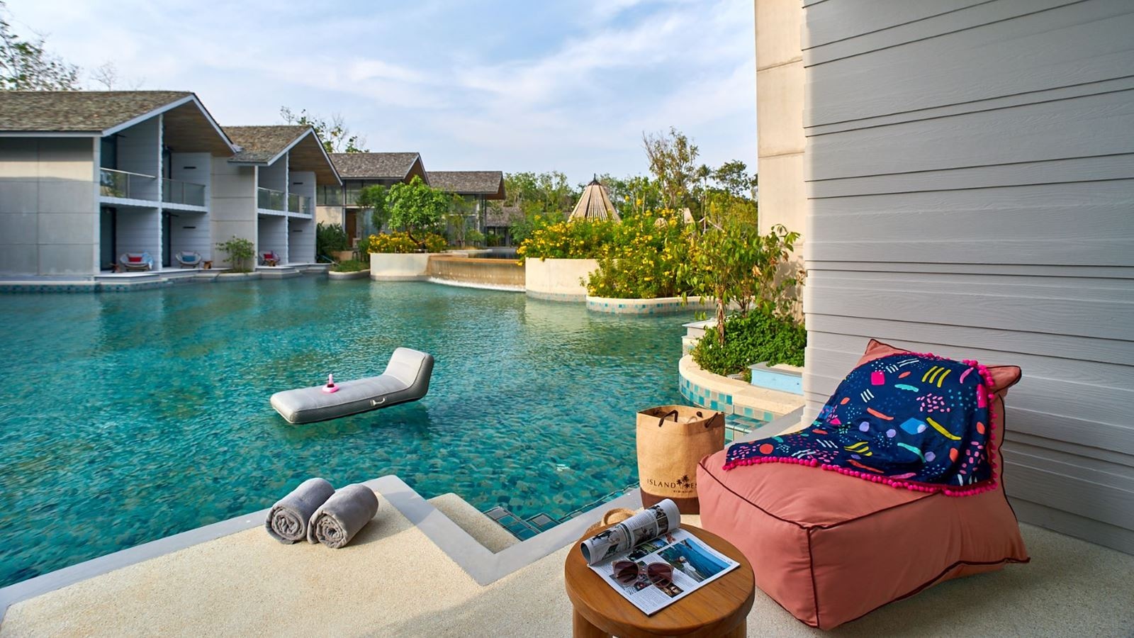 rooms-deluxe-pool-access-room