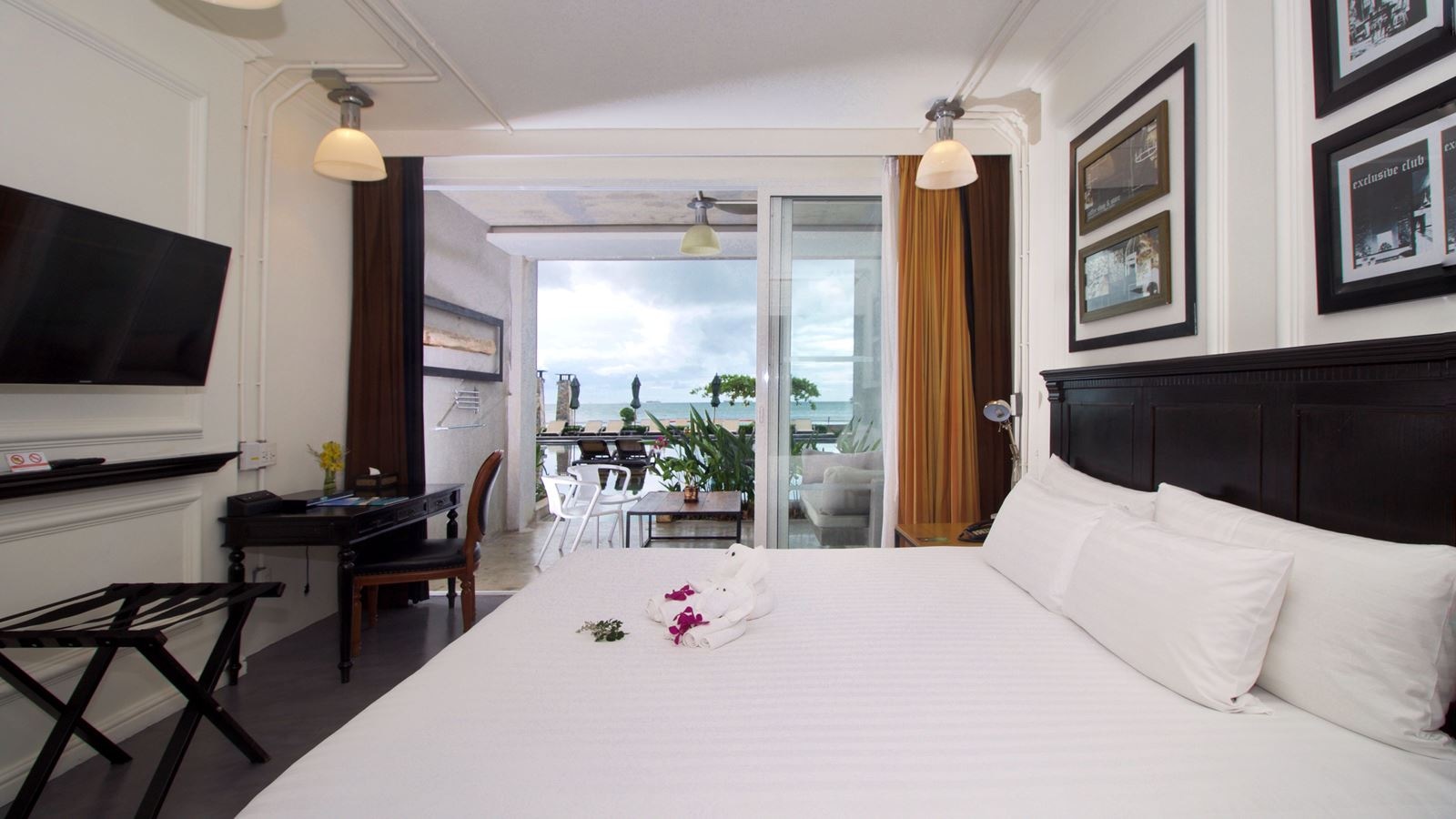 rooms-premium-pool-access