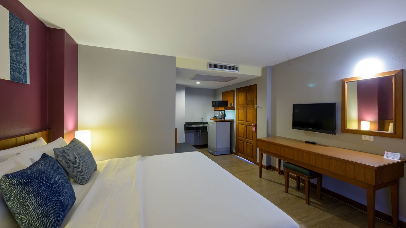 rooms-deluxe-room-pool-view