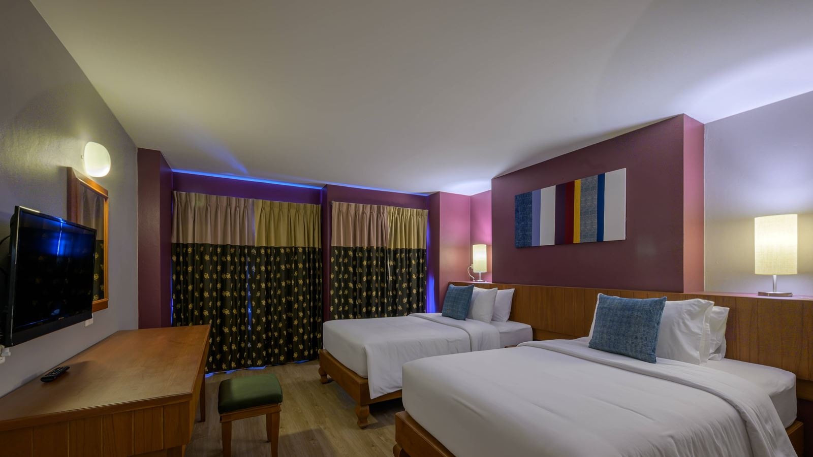 rooms-deluxe-room-pool-view