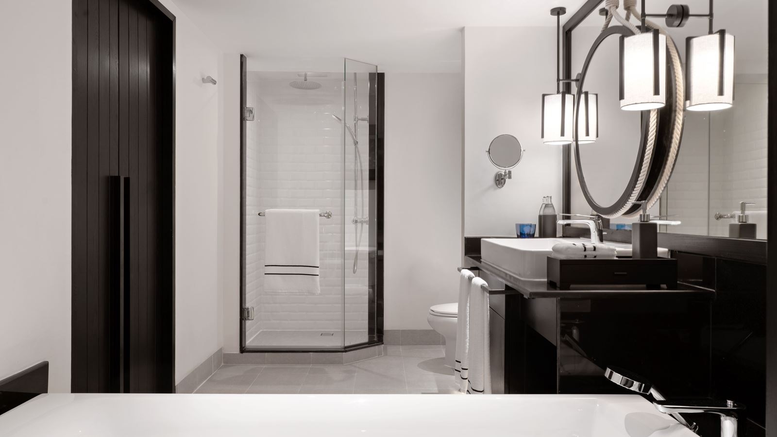 rooms-the-level-pool-access-room