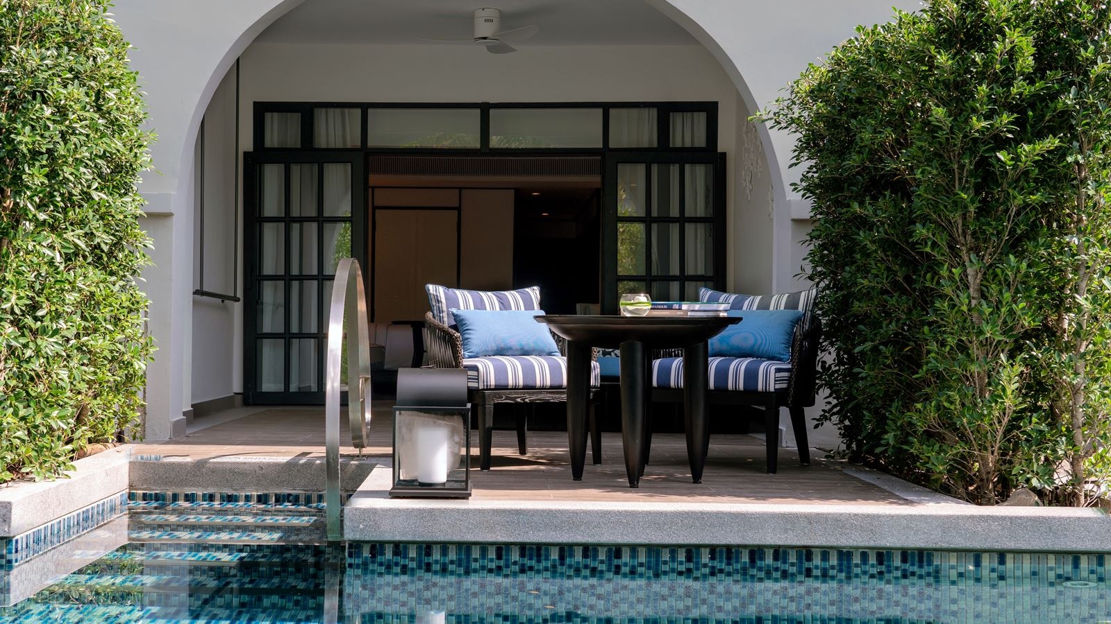 rooms-the-level-pool-access-room