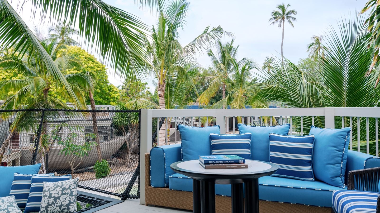 rooms-the-level-boat-suite-sea-view