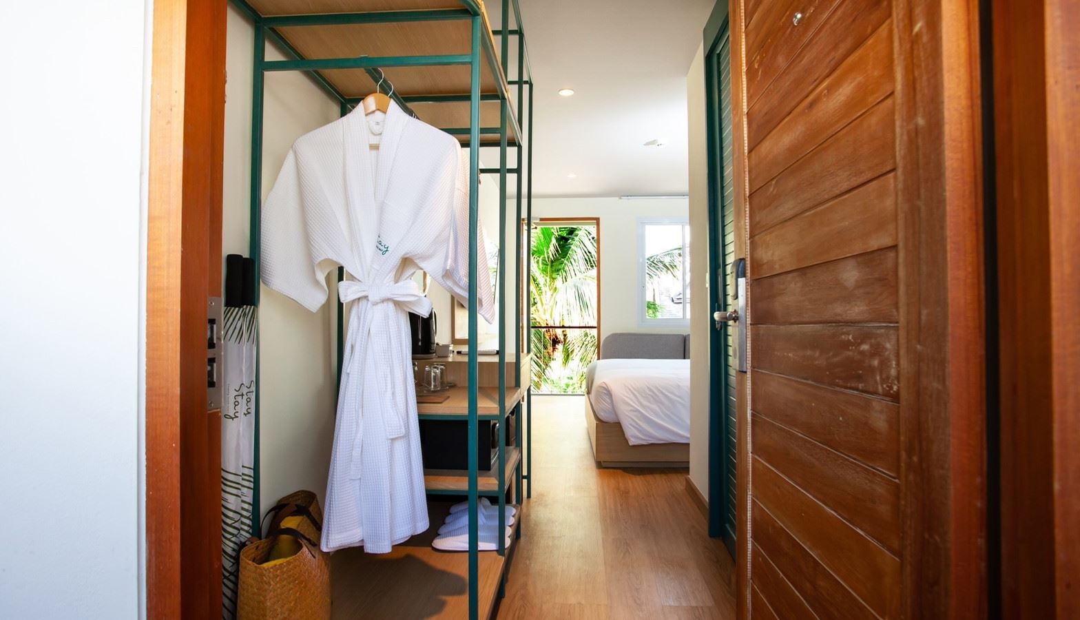 rooms-deluxe-balcony